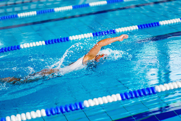 Nadadora no treino na piscina. Frente rastejar estilo natação
 - Foto, Imagem