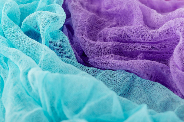 Nahaufnahme von handgefärbtem Gaze-Stoff lila und blauer Farbe - Foto, Bild