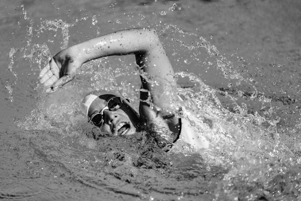 Kadın cankurtaran yüzme havuzunda eğitim. Frontcrawl Yüzme stili - Fotoğraf, Görsel