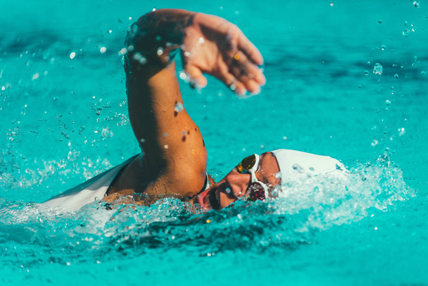 スイミングプールでのトレーニングに女性の水泳。フロントクロール水泳スタイル - 写真・画像
