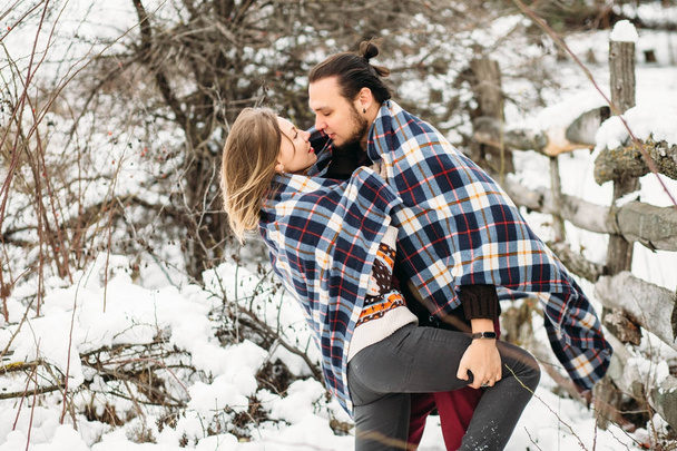 Модный портрет молодой чувственной пары в холодную зимнюю погоду. Любовь и поцелуй
 - Фото, изображение