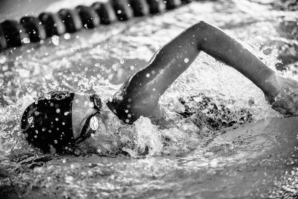 Kulvar Yüzme Yüzme kadın - Fotoğraf, Görsel