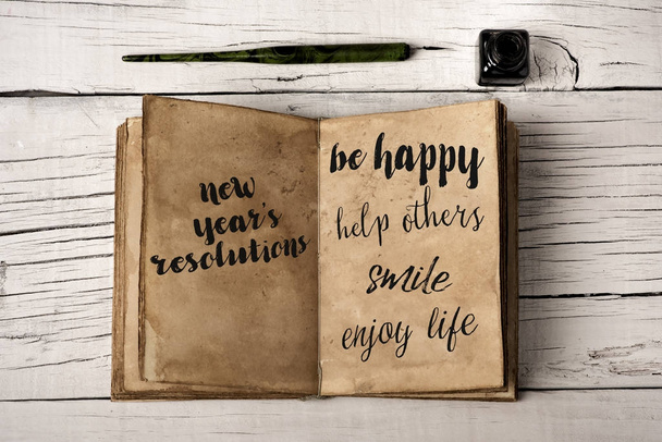 resoluciones de año nuevo en un cuaderno amarillento
 - Foto, imagen