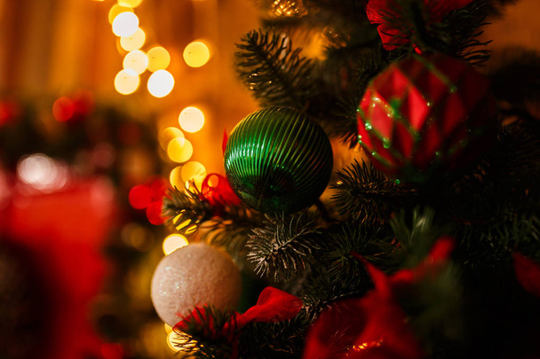 Vánoční borovice s dekoracemi a míčky - Fotografie, Obrázek