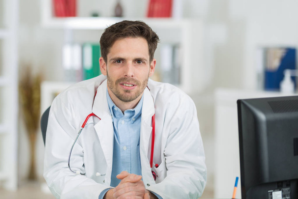 attractive doctor looking at the camera - Foto, imagen