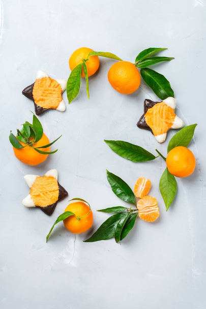 Christmas cookies wreath with tangerine - Foto, Imagem