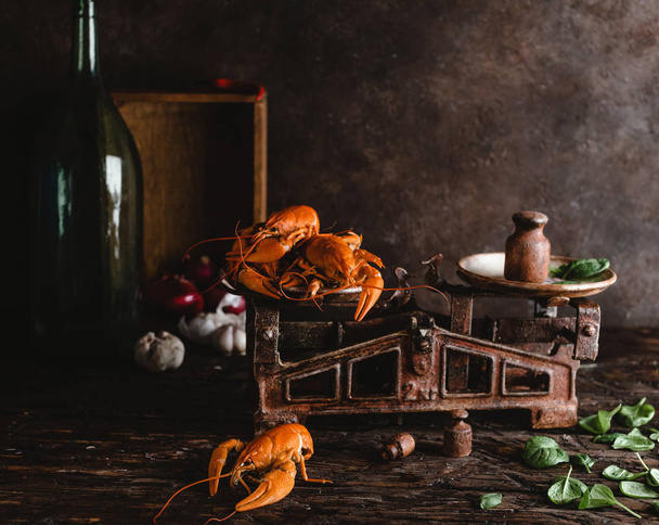 vue rapprochée de délicieux homards sur écailles vintage et de feuilles de basilic sur plateau rustique
    - Photo, image