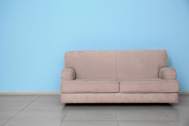 Canapé élégant près du mur de couleur à l'intérieur
 - Photo, image