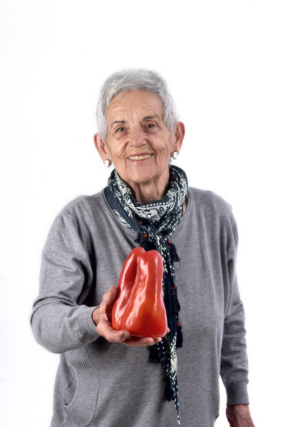 vanhempi nainen syö pippuria valkoinen
 - Valokuva, kuva