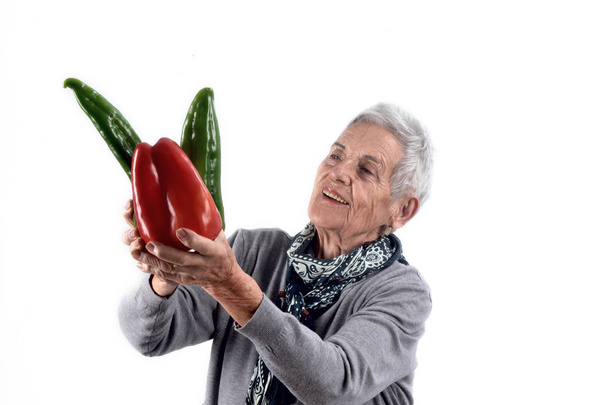 senior mujer comer pimienta en blanco
 - Foto, imagen