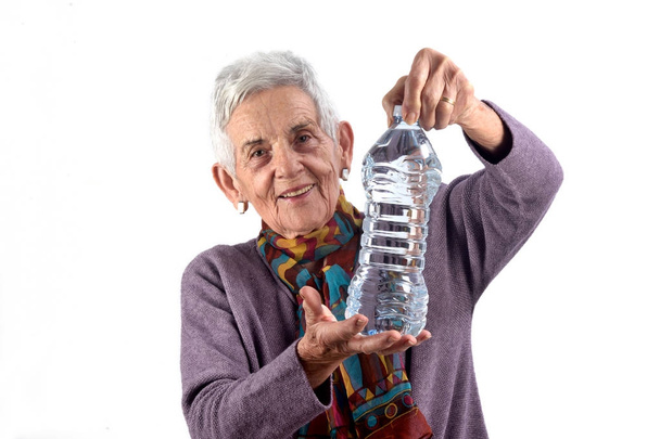 Seniorin trinkt Wasser - Foto, Bild
