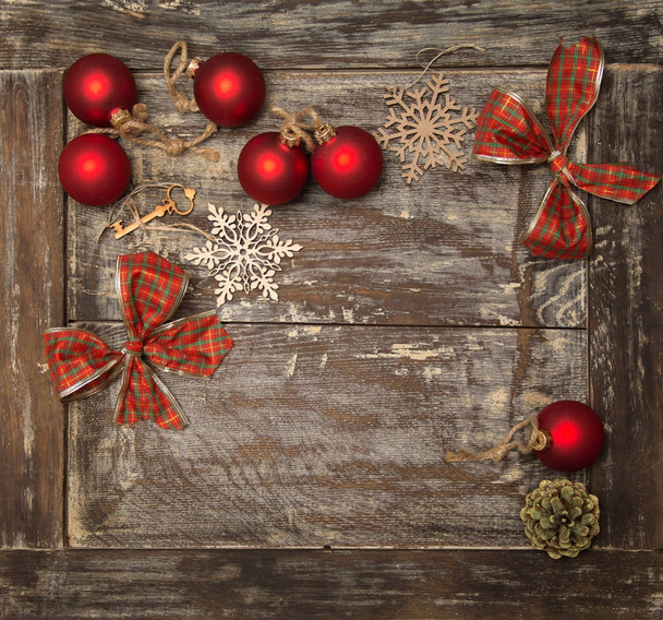 Vánoční koule a ozdoby na staré dubové desky - Fotografie, Obrázek