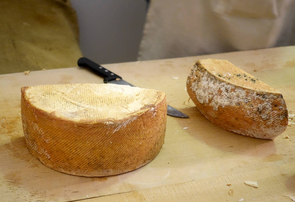  Вид на голову сиру і ніж на столі
                       - Фото, зображення