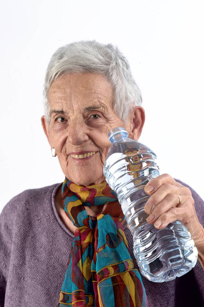 Seniorin mit Wasser - Foto, Bild
