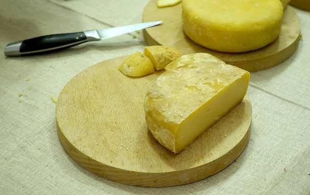 Вид на цілі і зубчасті голови різних видів сиру на лічильнику
.                                 - Фото, зображення