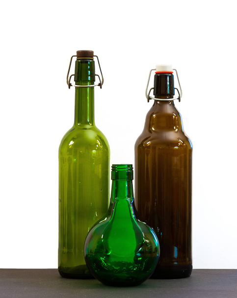tři láhve různých velikostí a barev - Fotografie, Obrázek