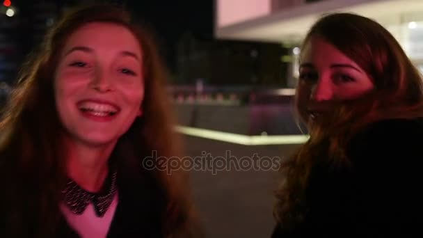 dwie młode kobiety plenerowe miasto noc taniec zabawy - świętowanie, impreza, zabawy koncepcja - Materiał filmowy, wideo