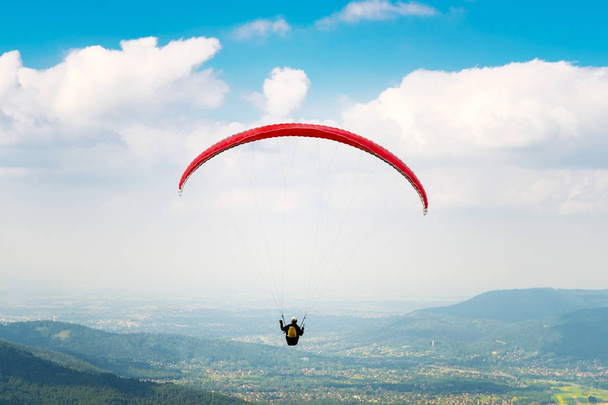 Paragliden Over bergen - Foto, afbeelding