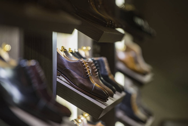 Zapatos de hombre en una tienda de lujo en París
. - Foto, imagen