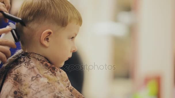 Child hairstyle. Close up of little boy haircut in salon. - Záběry, video
