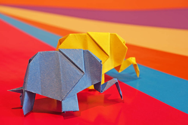 El origami es el elefante. Elefante de papel sobre un fondo de color. Arte japonés
. - Foto, imagen