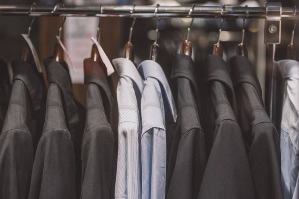 Ανδρικά κοστούμια σε ένα κατάστημα στο Παρίσι - Φωτογραφία, εικόνα