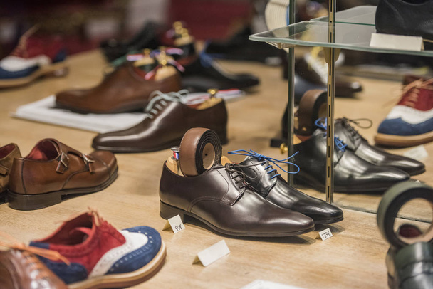 Men shoes in a store in Paris - Foto, Bild