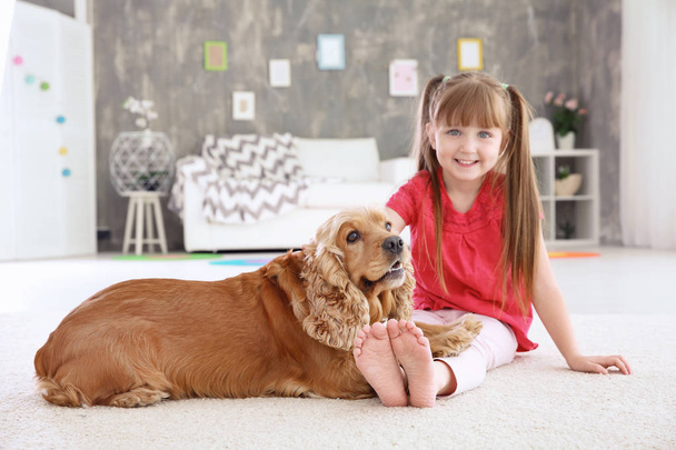 Ładna dziewczynka z psem w domu - Zdjęcie, obraz