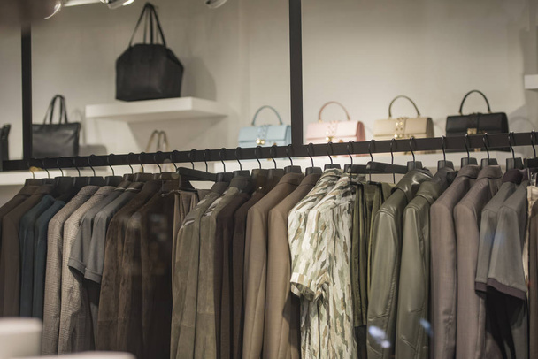 Причудливая одежда на стойках в парижском магазине
. - Фото, изображение