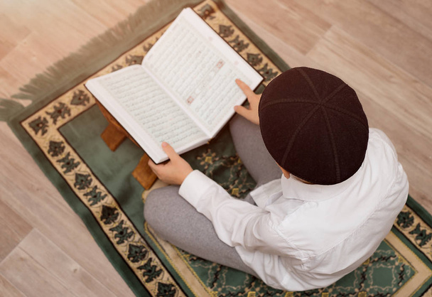 little boy read the Quran - Valokuva, kuva