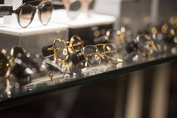 Luxusbrillen in einem Geschäft in Paris - Foto, Bild
