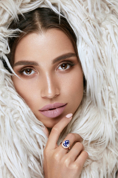 Beauty Makeup. Woman Face With Beautiful Facial Skin In Fur - Foto, Imagen