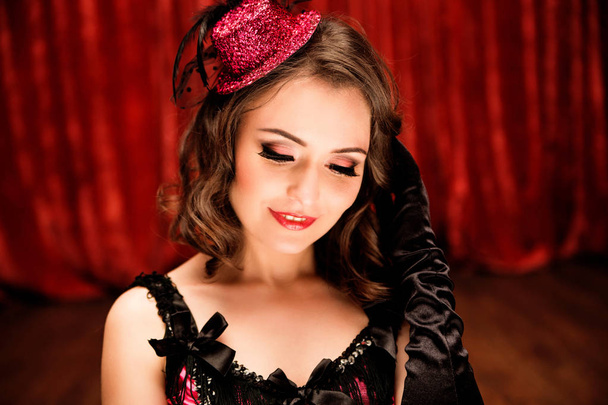 retrato de bailarina elegante en estilo rouge molino en el escenario
 - Foto, Imagen
