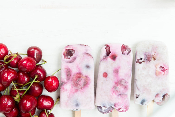 自家製ビーガン チア種子とココナッツ ミルク桜アイスキャンディー - 写真・画像