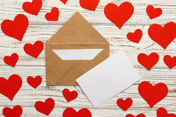 Dopis na Valentýna. Láska Dopisní obálka s červeným srdcem na dřevěné pozadí - Fotografie, Obrázek
