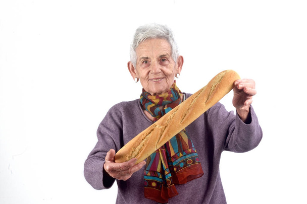 vezető nő kenyeret evett a fehér háttér - Fotó, kép