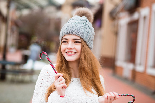 Adorabile giovane donna in caldo cappello a maglia in posa con Natale c
 - Foto, immagini