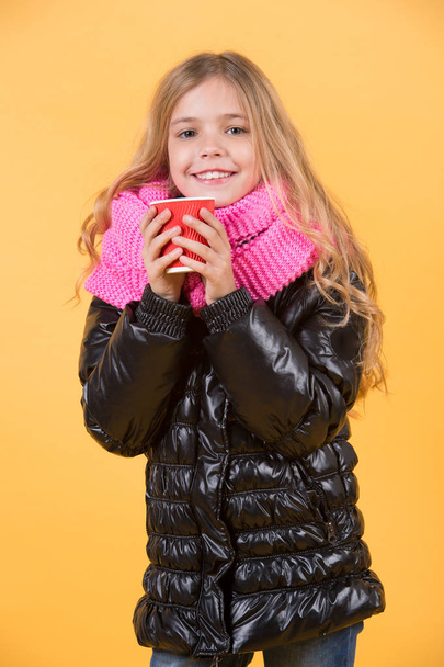 Girl with long blond hair in black jacket hold mug - Foto, afbeelding
