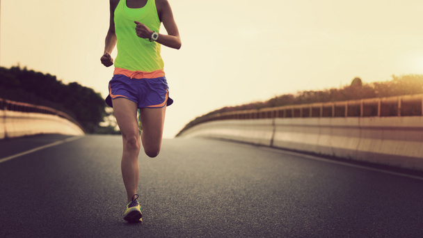 jovem mulher fitness correndo na estrada da cidade
 - Foto, Imagem