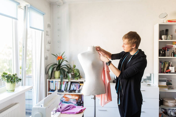 Modedesignerin mit Schnullerkleid im Atelier - Foto, Bild
