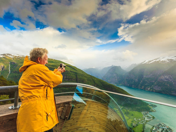 Turystyczna fotograf z kamerą na Stegastein lookout, Norwegia - Zdjęcie, obraz