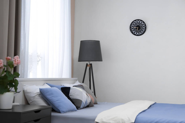 Modern bedroom interior with comfortable bed - Foto, imagen