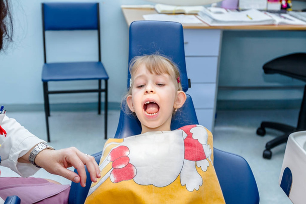Okul öncesi Çocuk dişçi ofisinde - Fotoğraf, Görsel