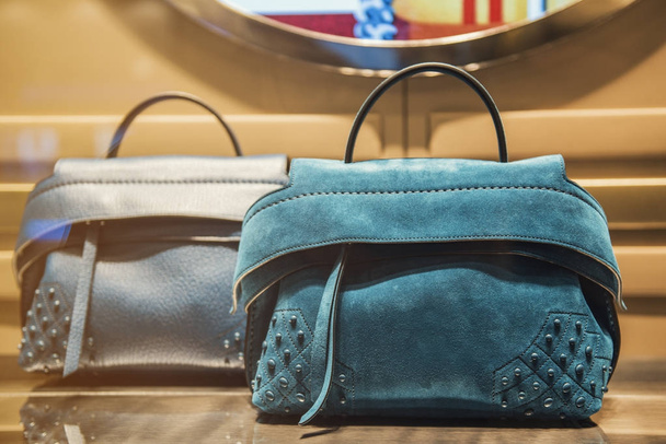 Women handbag in a luxury store - Foto, afbeelding