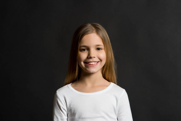 Dětské modelky usmívající se dlouhé zdravé vlasy - Fotografie, Obrázek