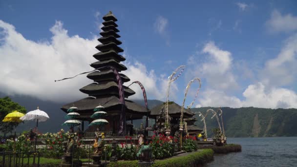 Hindoe tempel op het eiland Bali. Pura Ulun Danu Bratan. Cinemagraph - Video