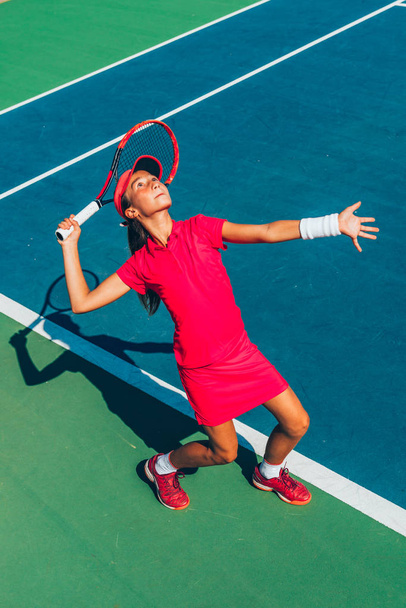 Teniszező fiatal lány - Fotó, kép