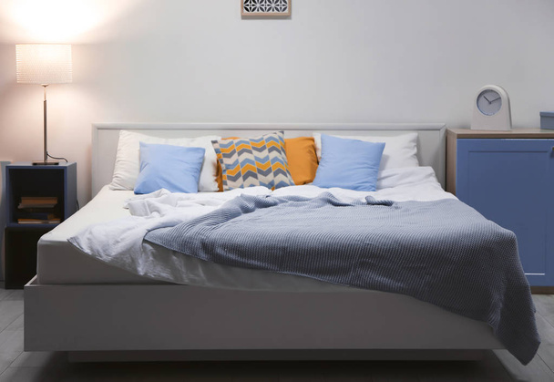 Modern bedroom interior with large bed - Foto, imagen