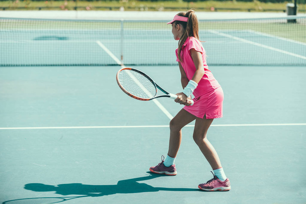 Chica joven jugando tenis - Foto, imagen