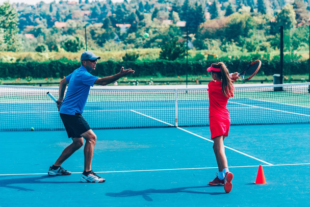 Tenis eğitim kız ile erkek eğitmen - Fotoğraf, Görsel